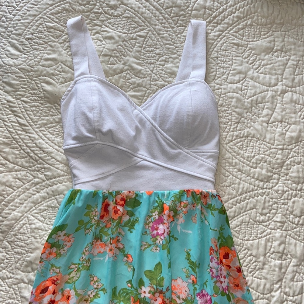 Gorgeous floral dress!